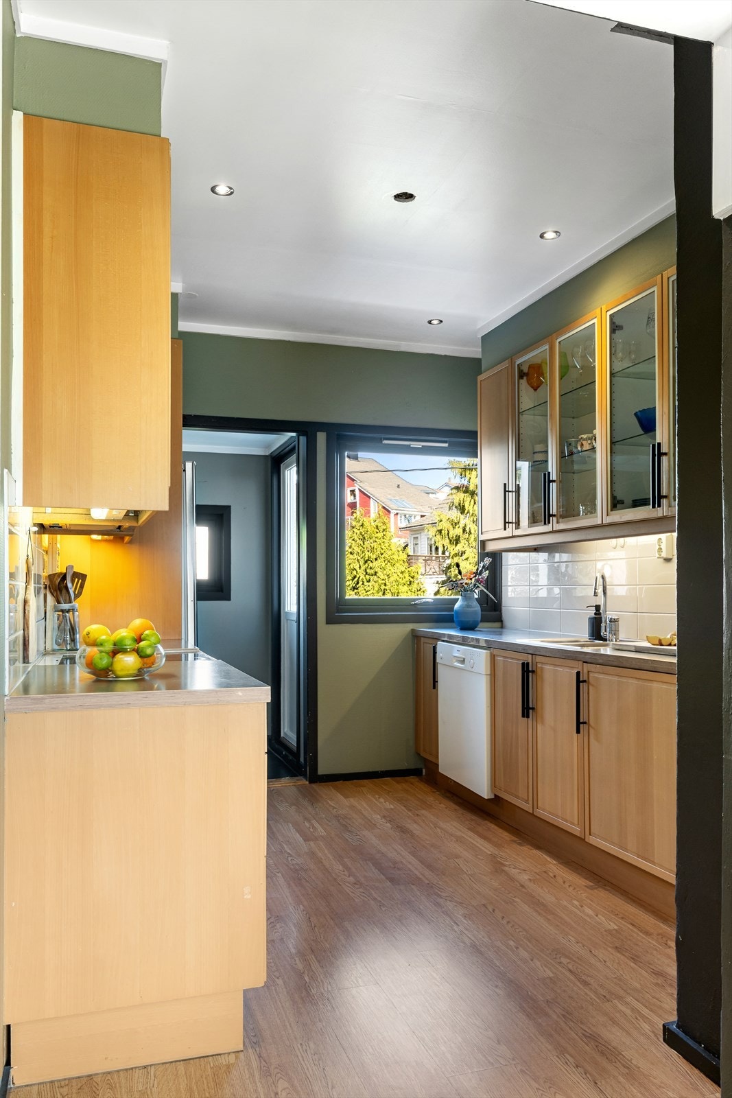 Fra kjøkkenet er det inngang til åpen vaskerom. Galleribilde