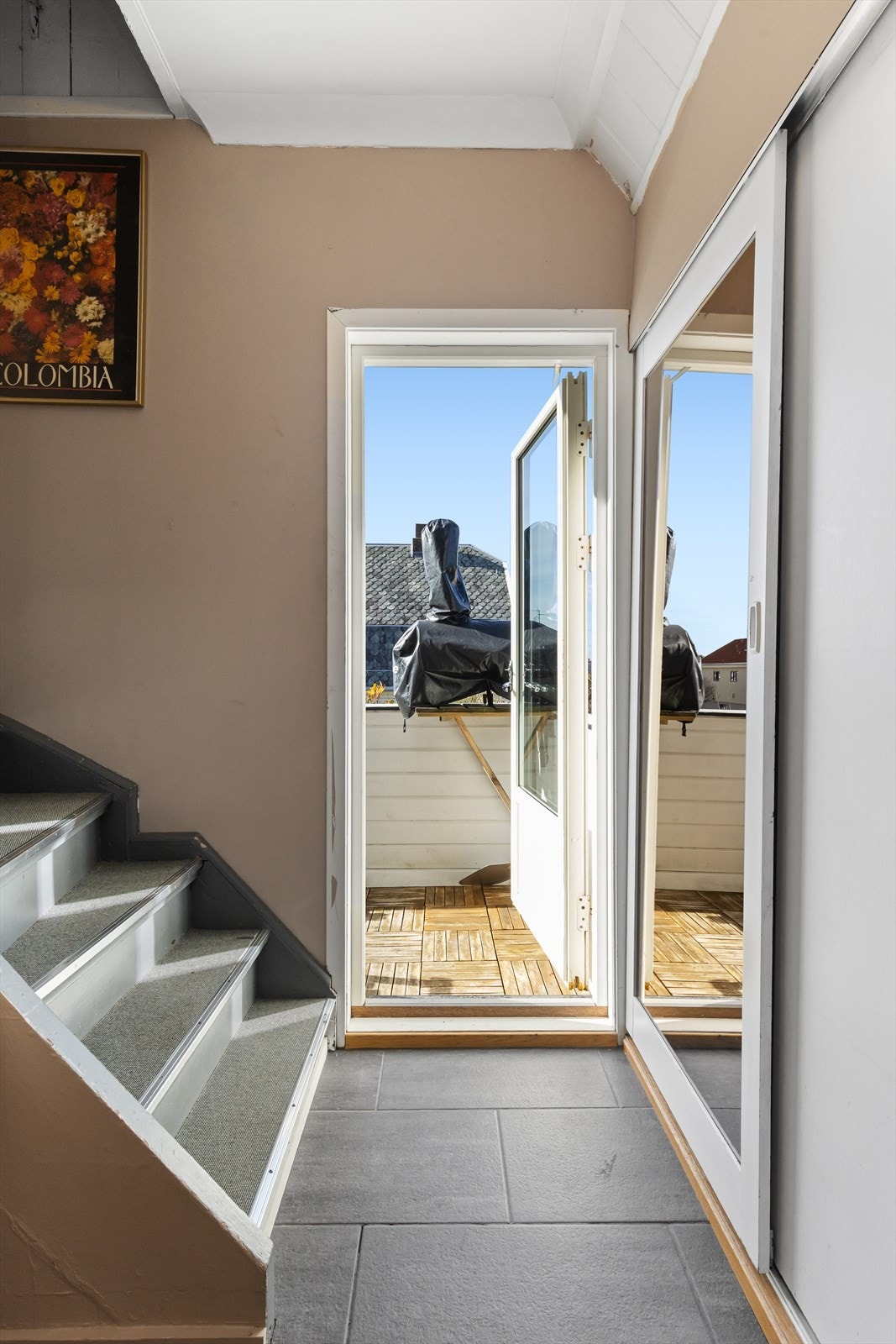 Fra gangen er det utgang til den andre av boligens to balkonger. Galleribilde