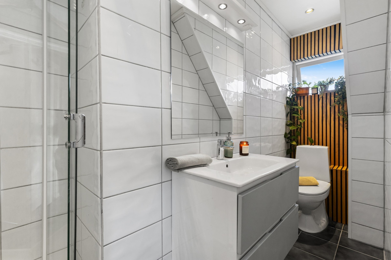 Baderommet ble renovert i 2005 og er helfliset med varmekabler i gulvet. Galleribilde