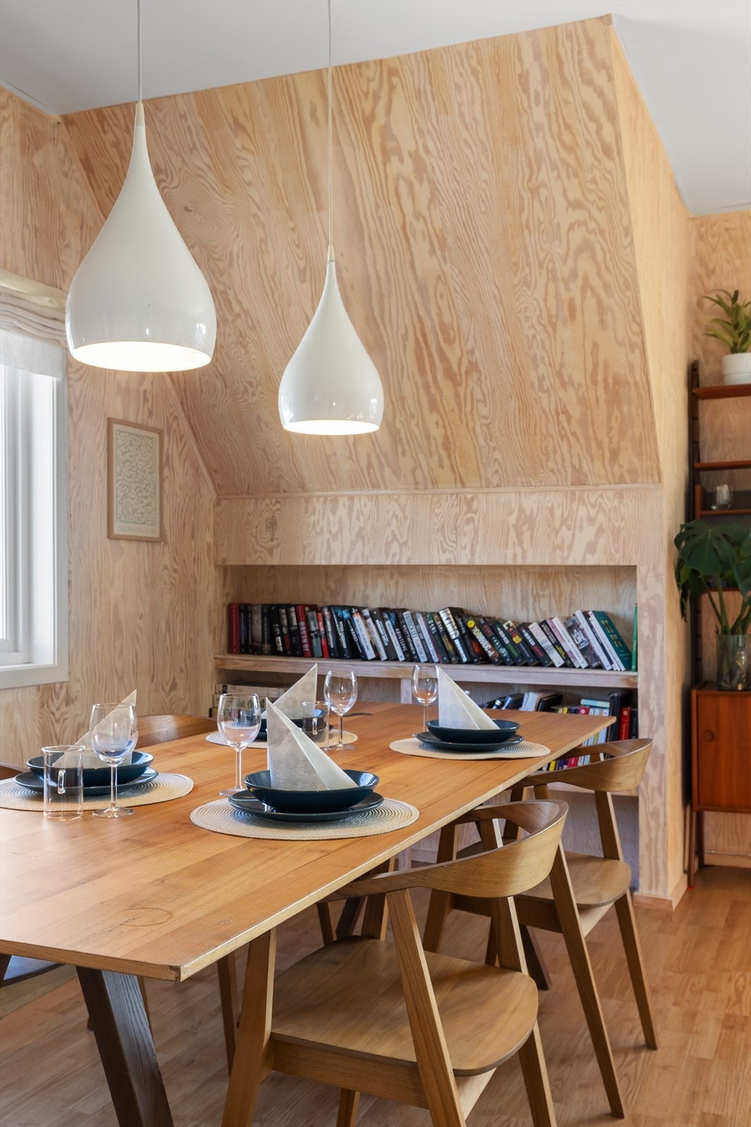 De stedsbygde hyllene i spisestuen gir både særpreg og praktisk oppbevaring. Galleribilde