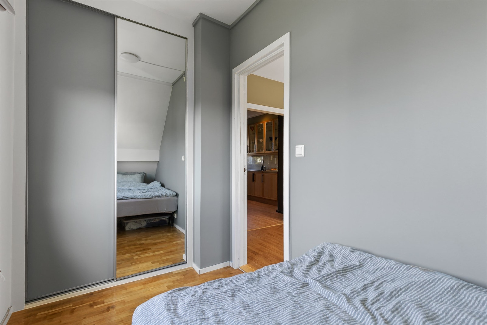 Også dette soverommet har en praktisk skyvedørsgarderobe for effektiv oppbevaring. Galleribilde