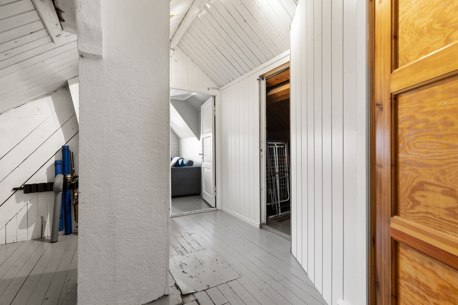 Loftet har sjarmerende, profilerte innerdører og originale trekonstruksjoner. Galleribilde