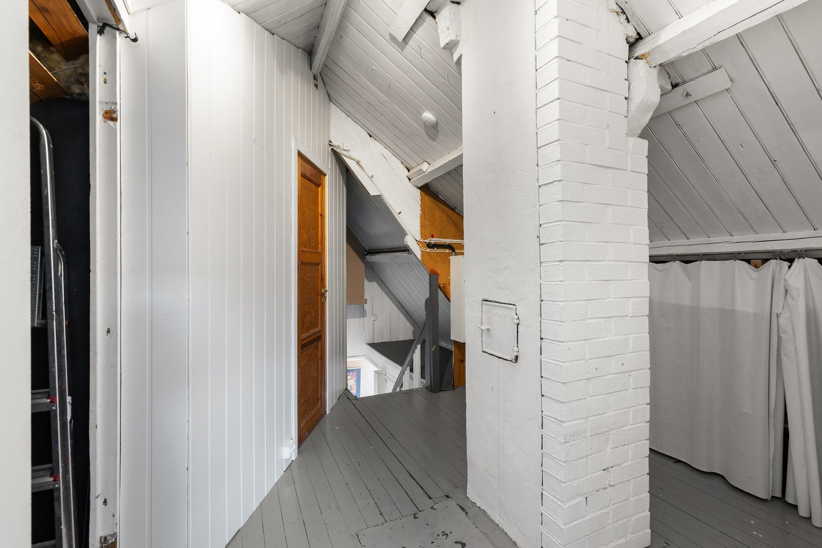 Gangarealet på loftet med adkomst til de ulike rommene. Galleribilde