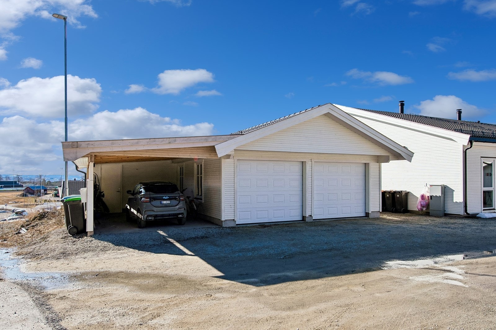 Til boligen hører en carport og en utvendig bod på 10 m² for praktisk lagring. Galleribilde