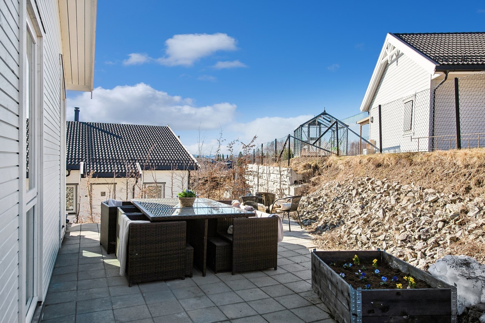 Uteplass med belegningsstein og plass til en ekstra sittegruppe. Galleribilde