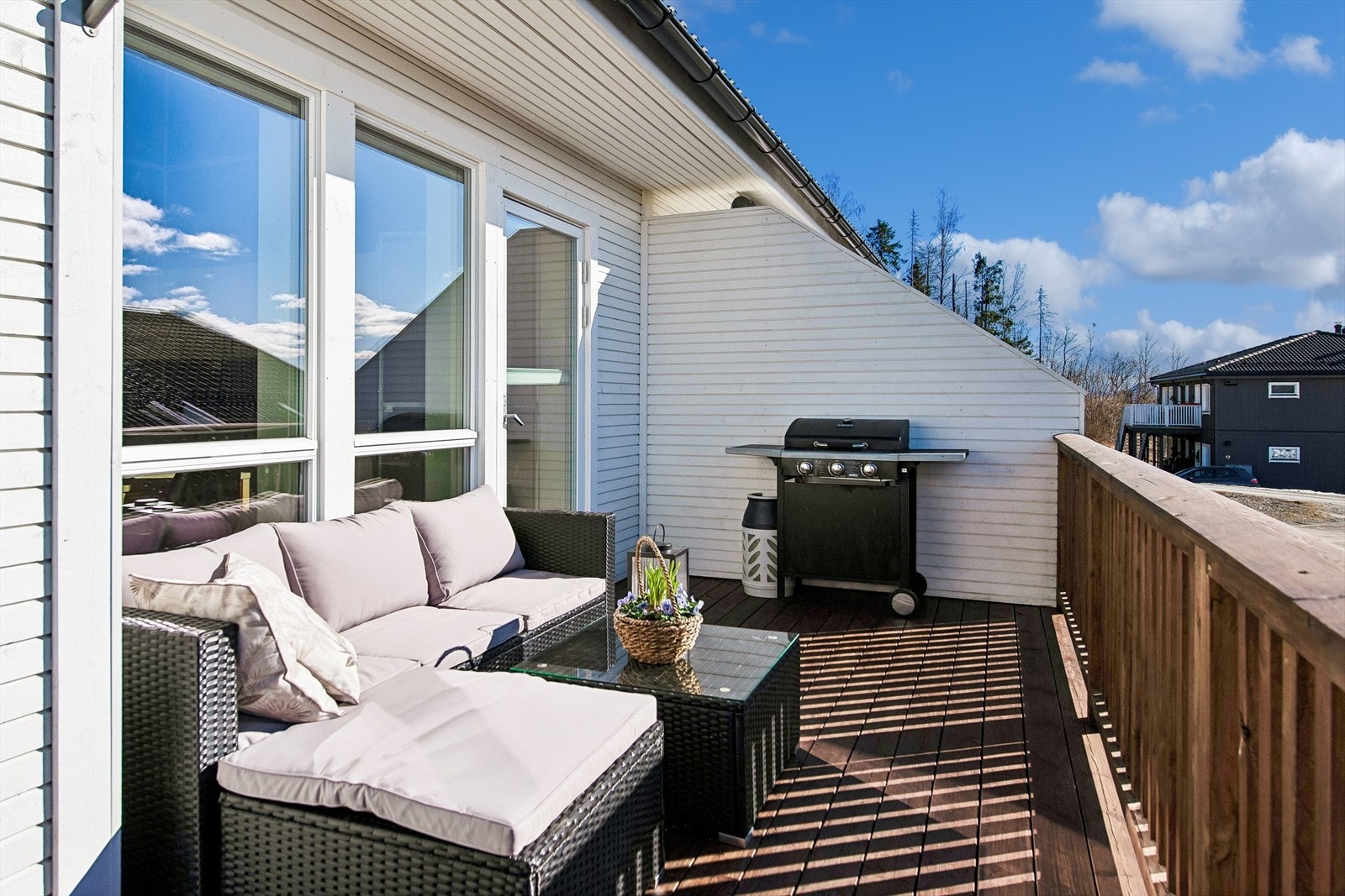 Terrassen har god plass til både utemøbler og grill. Galleribilde