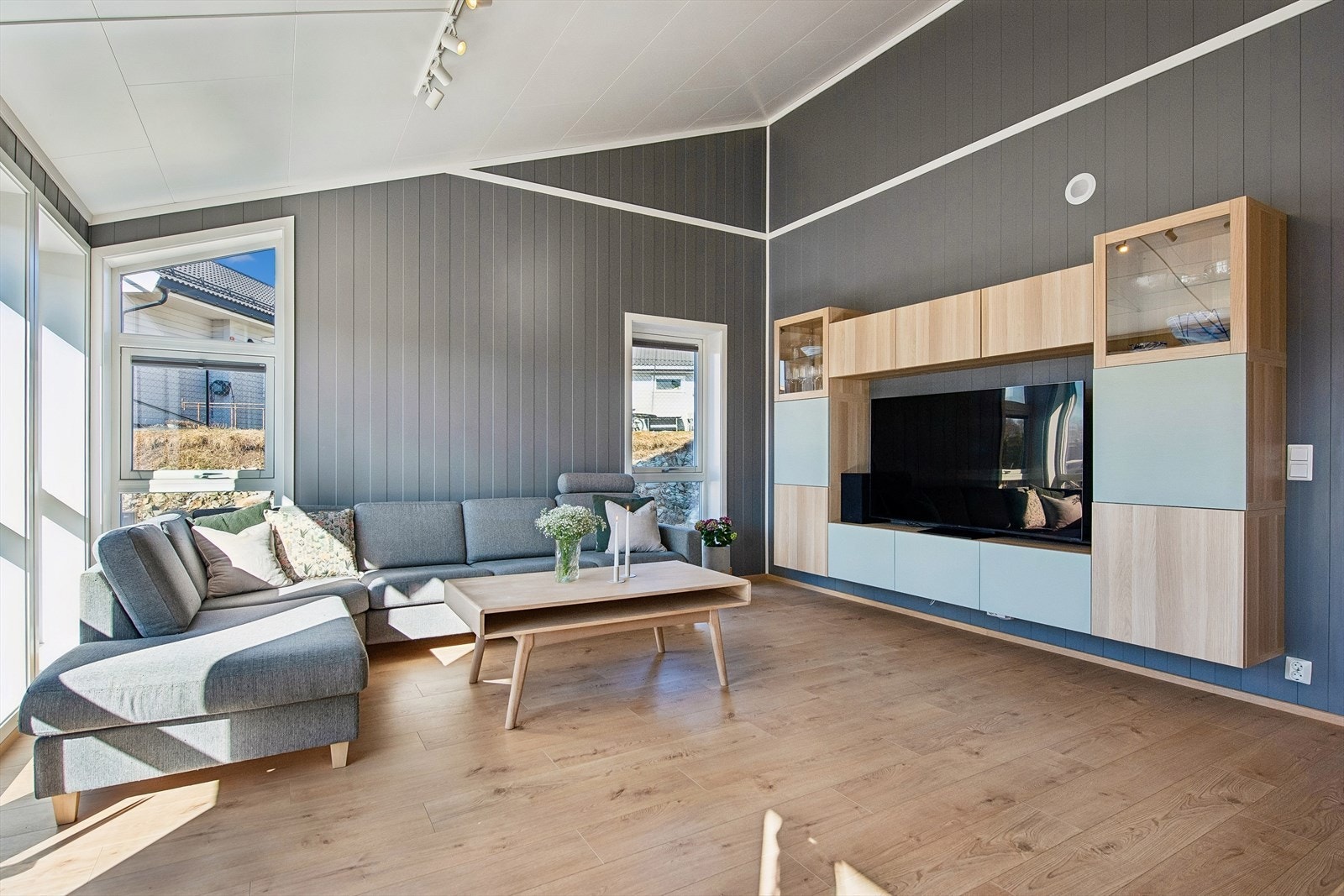 Stuen har i tillegg store vindusflater med isolerglass som slipper inn rikelig med naturlig lys. Montert innvendig plissegardiner. Galleribilde