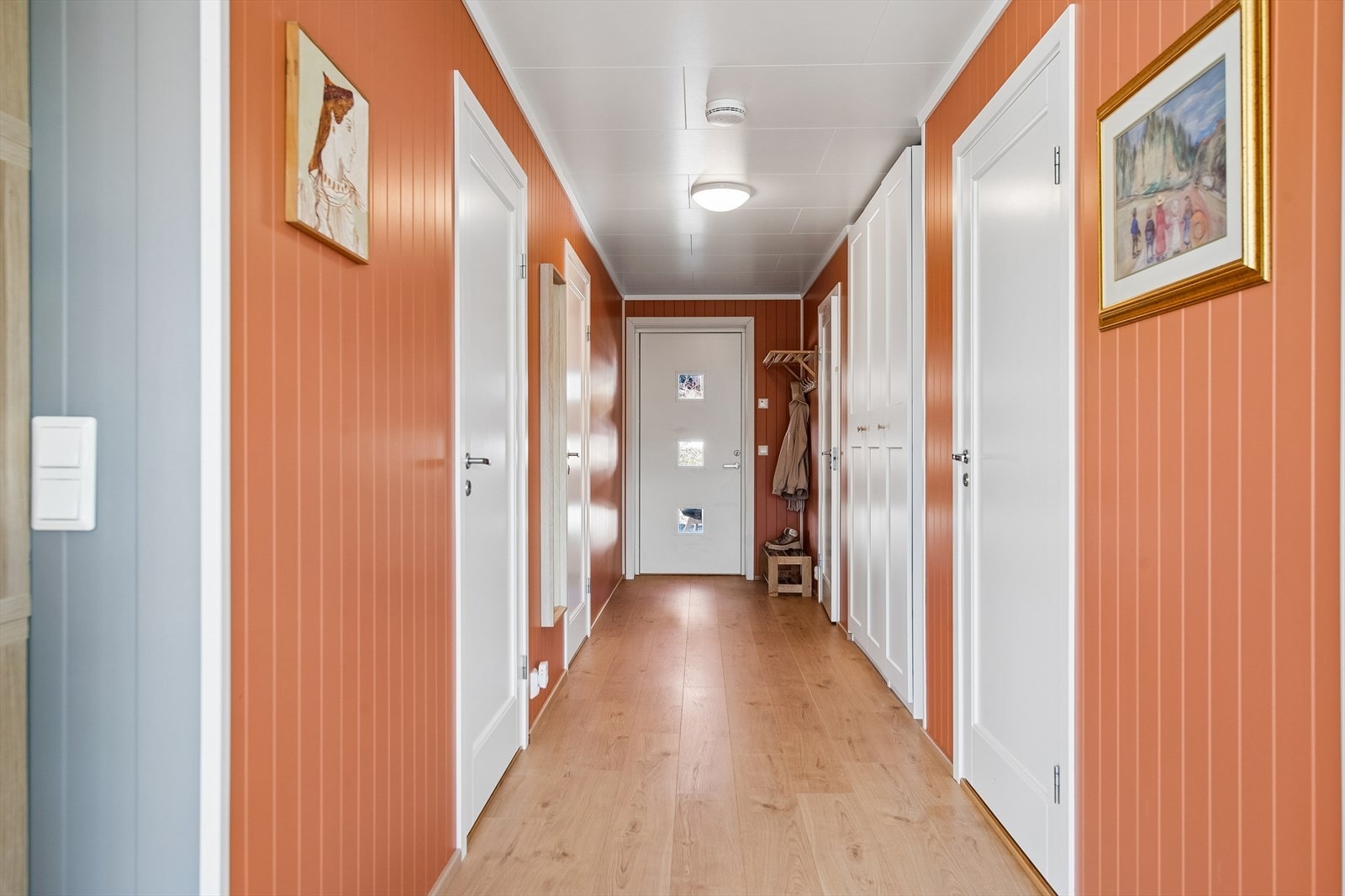 Gangen ønsker velkommen inn med god plass til å henge fra seg yttertøy - varmekabler i gulv. Galleribilde