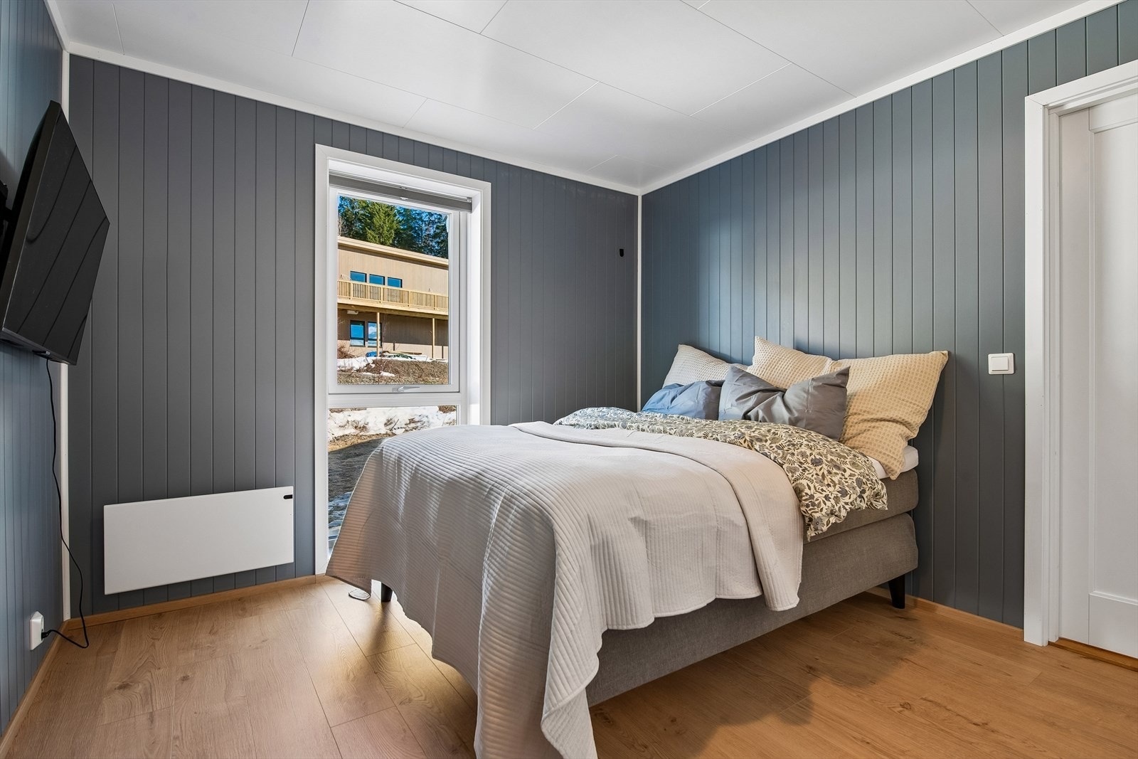 Soverommet har laminat på gulv og malte vegger, i tråd med resten av boligen. Galleribilde
