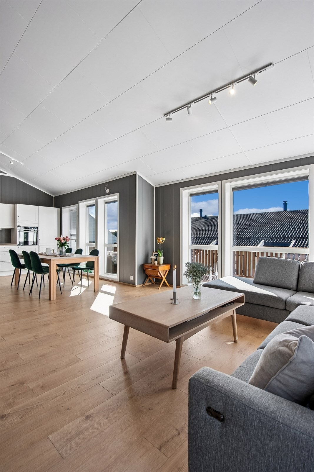 Fra stuen er det utgang til en vestvendt terrasse på 18 m². Galleribilde