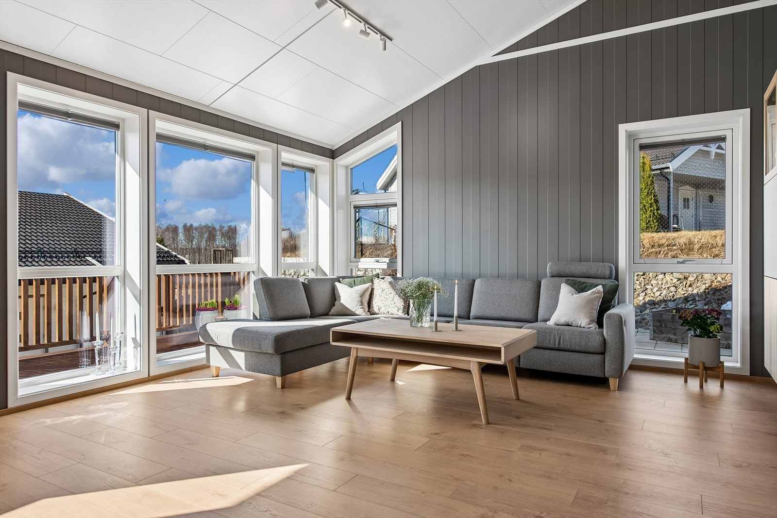 Det er god plass til både sofagruppe og mediamøblement. Galleribilde