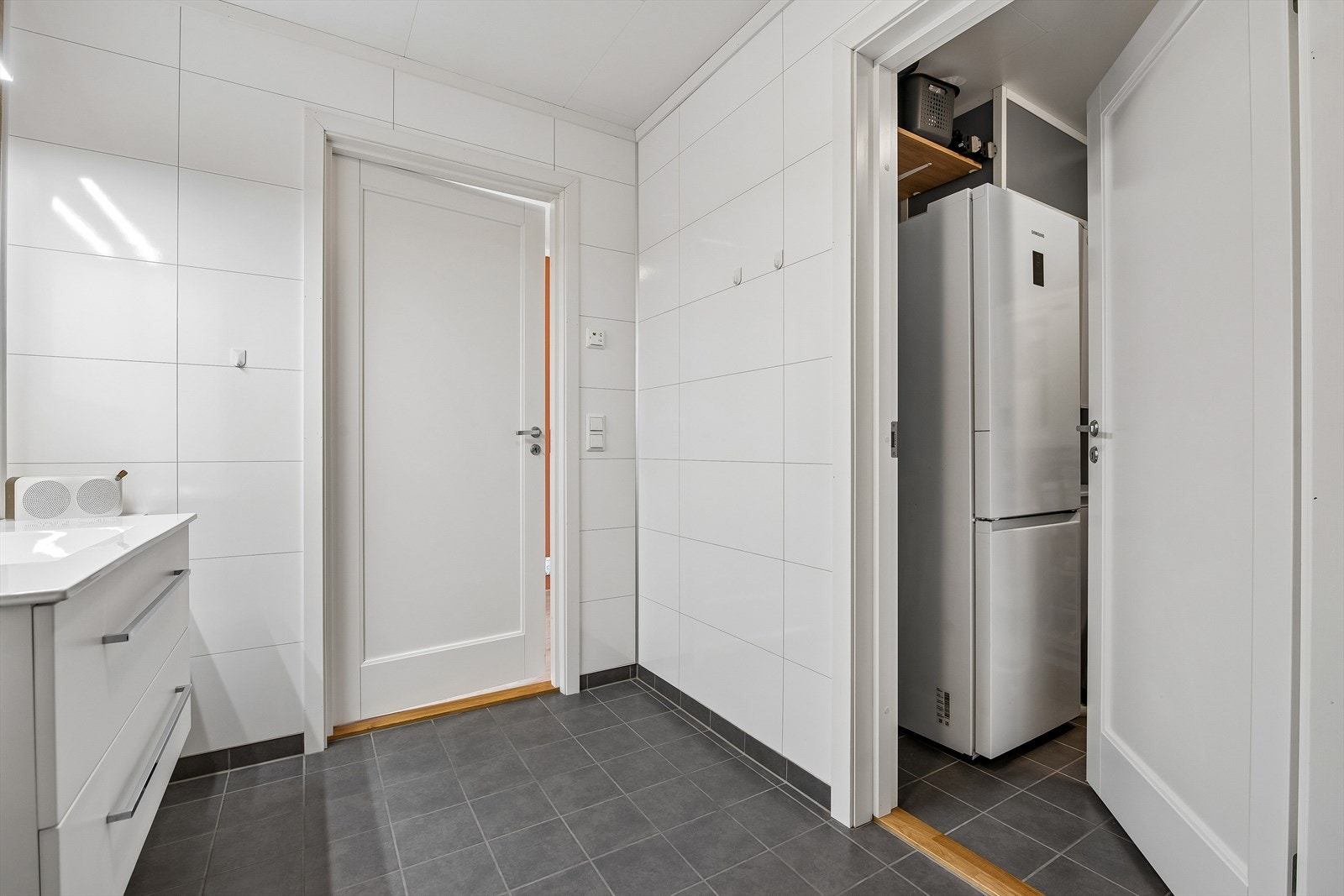 Fra badet er det inngang til teknisk rom/vaskerom. Galleribilde