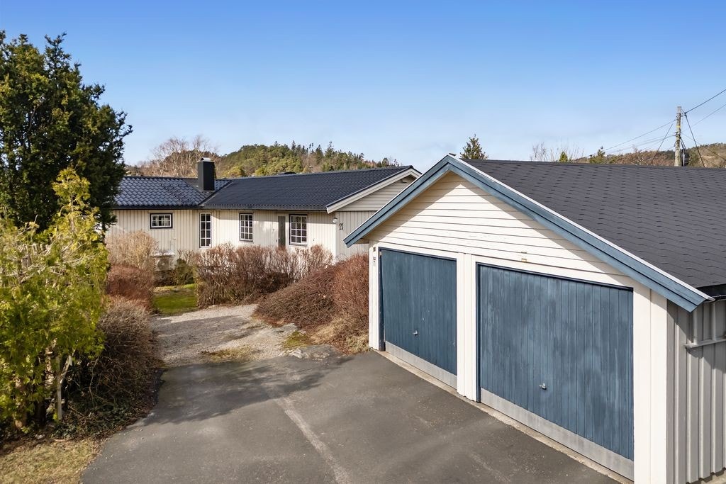 Felles garasje med naboeiendommen Galleribilde