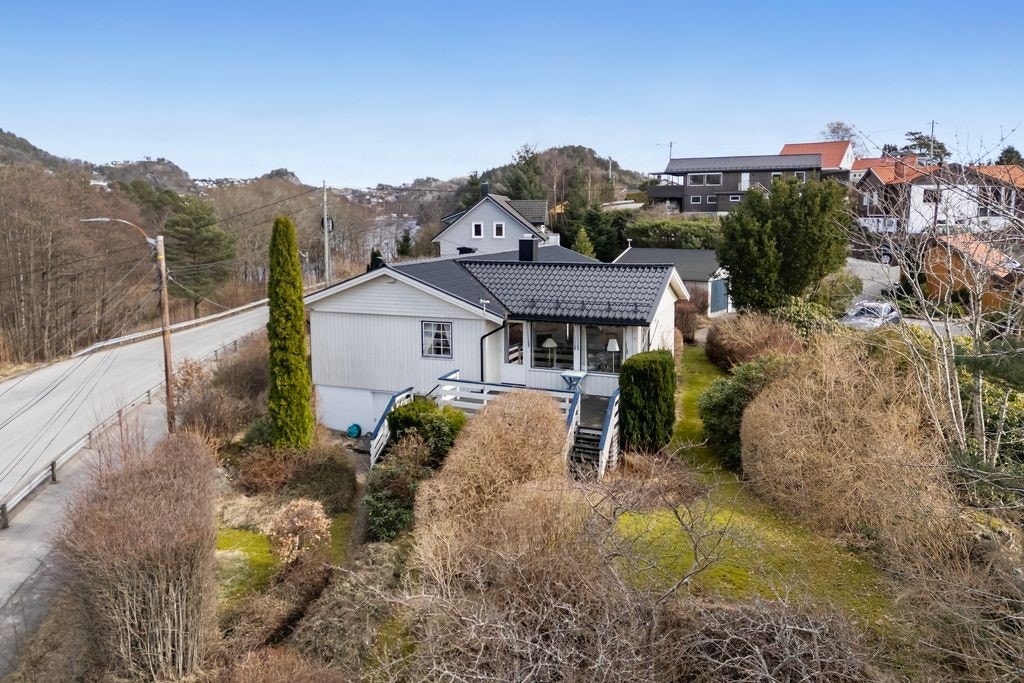 Sentralt beliggende enebolig med hageplass Galleribilde