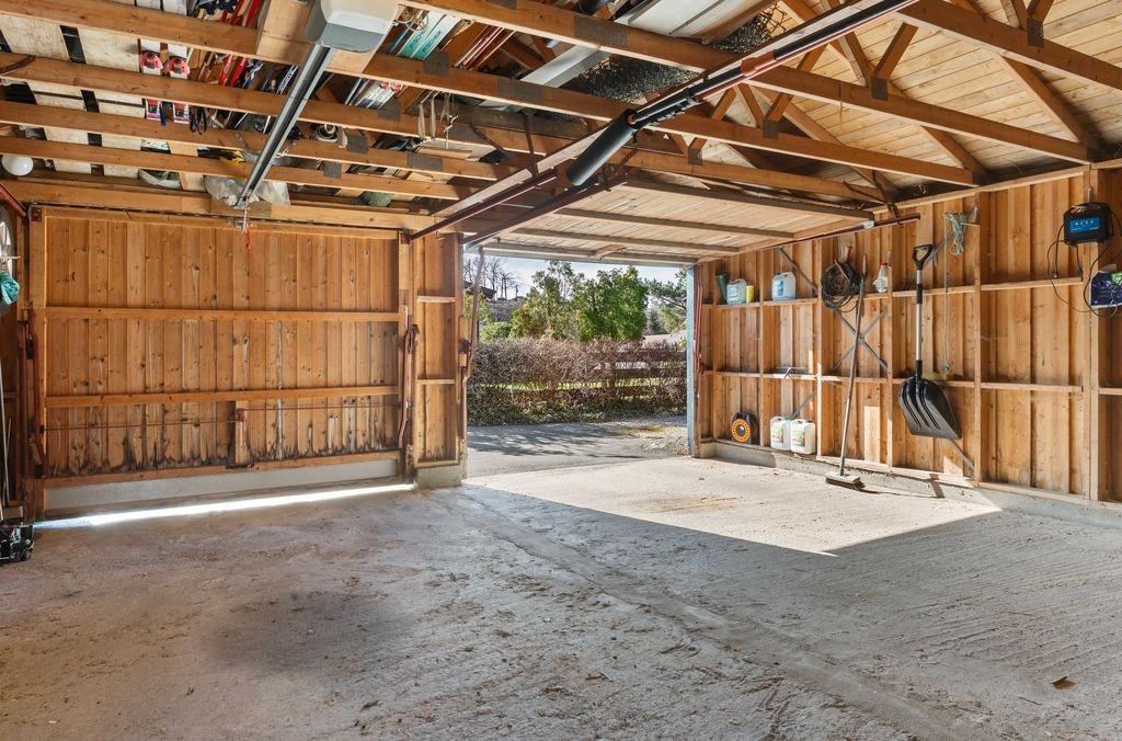 Romslig og praktisk garasje med biloppstillingsplass og mulighet for oppbevaring Galleribilde