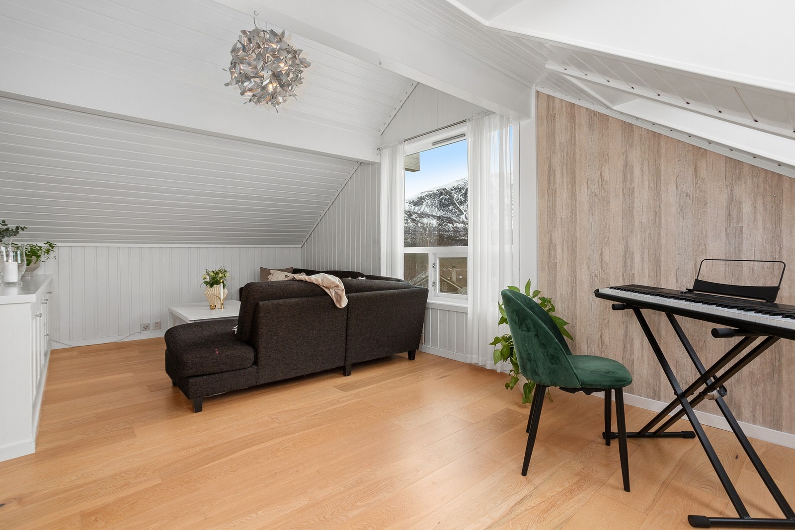 Loftstue. Galleribilde