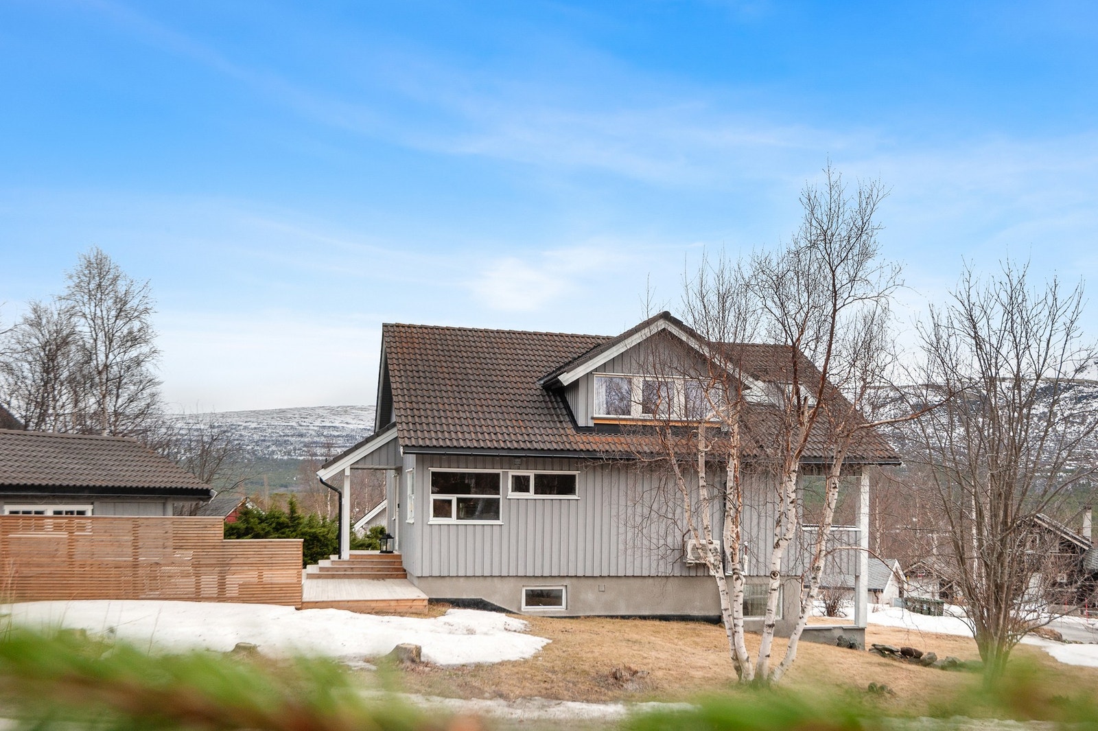 Boligen ligger i et attraktiv boligområde i gåavstand til Oppdal sentrum. Galleribilde