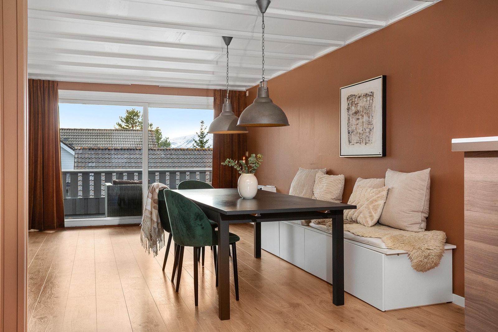 Romslig spisestue. Galleribilde