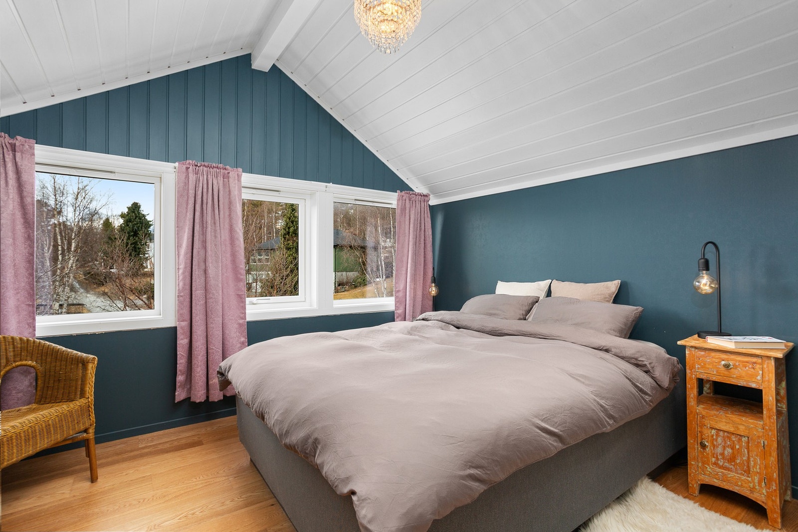 Tidligere veranda kledd igjen og benyttes i dag som soverom. Det foreligger ingen søknad om bruksendring og kjøper overtar risiko for dette. Galleribilde