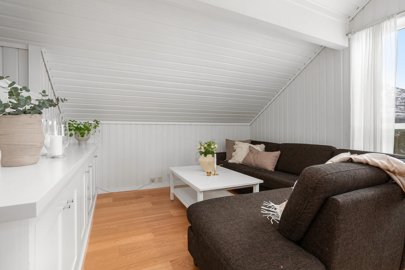 Loftstue. Galleribilde