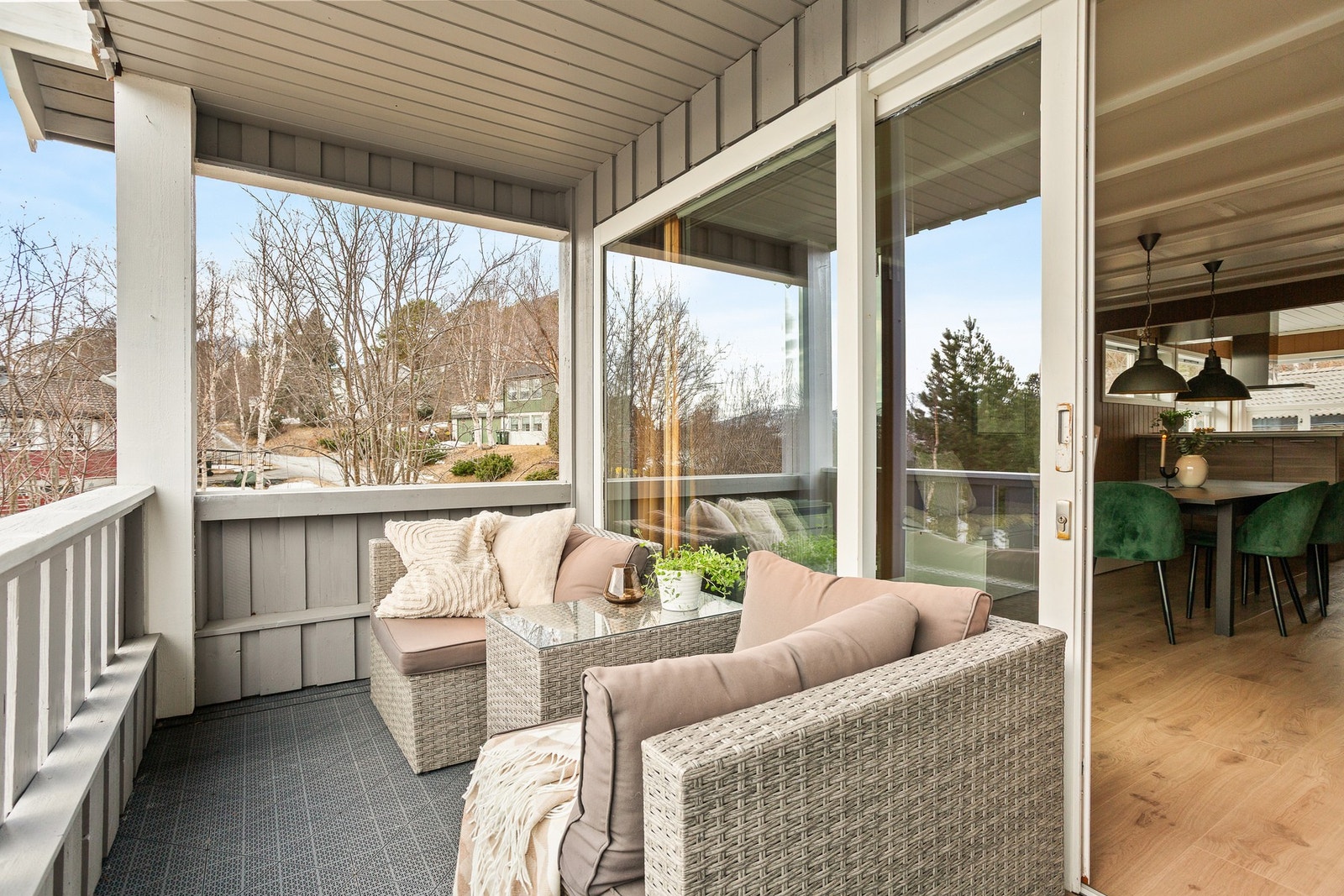 Koselig veranda med utgang fra stue. Galleribilde