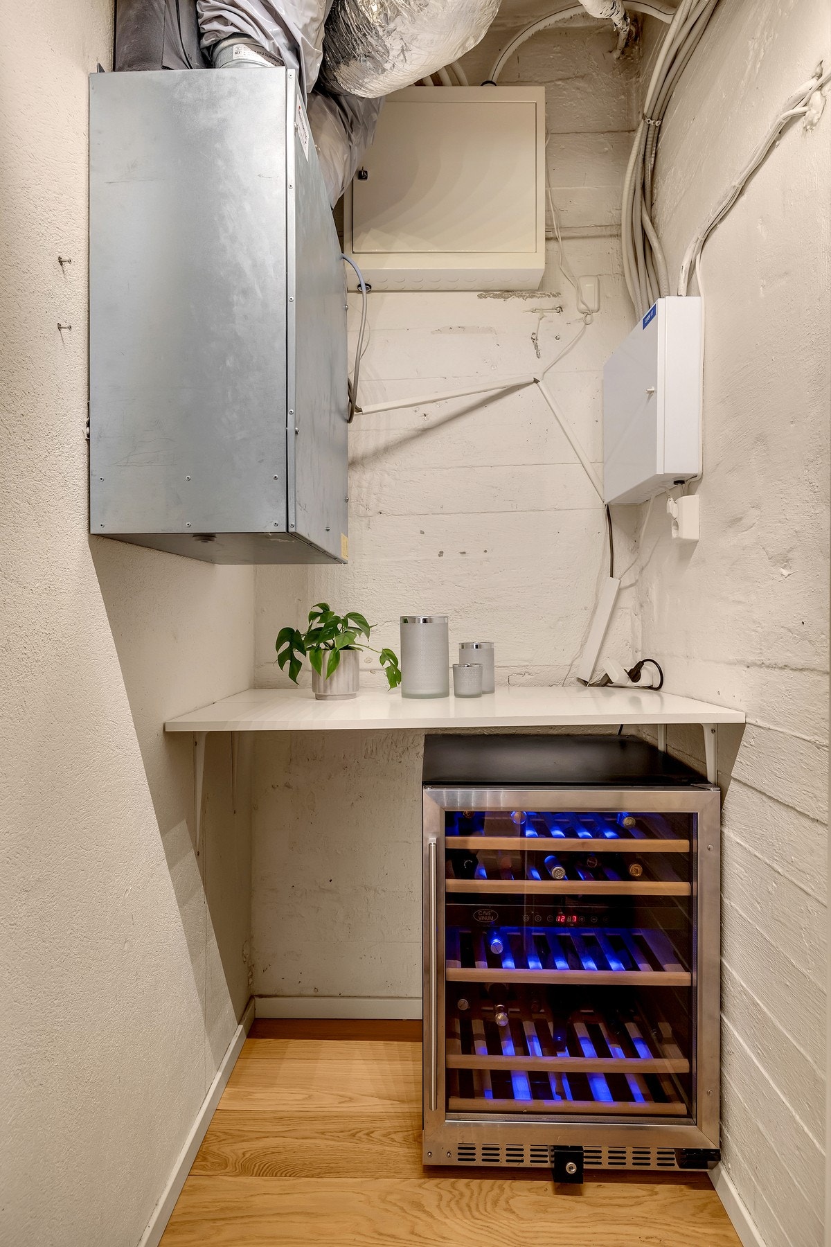 Boligen har en meget sjenerøs innvendig bod/teknisk rom som sikrer godt med oppbevaringsplass. I tillegg disponeres det en ekstern bod på ca. 2 kvm. Galleribilde