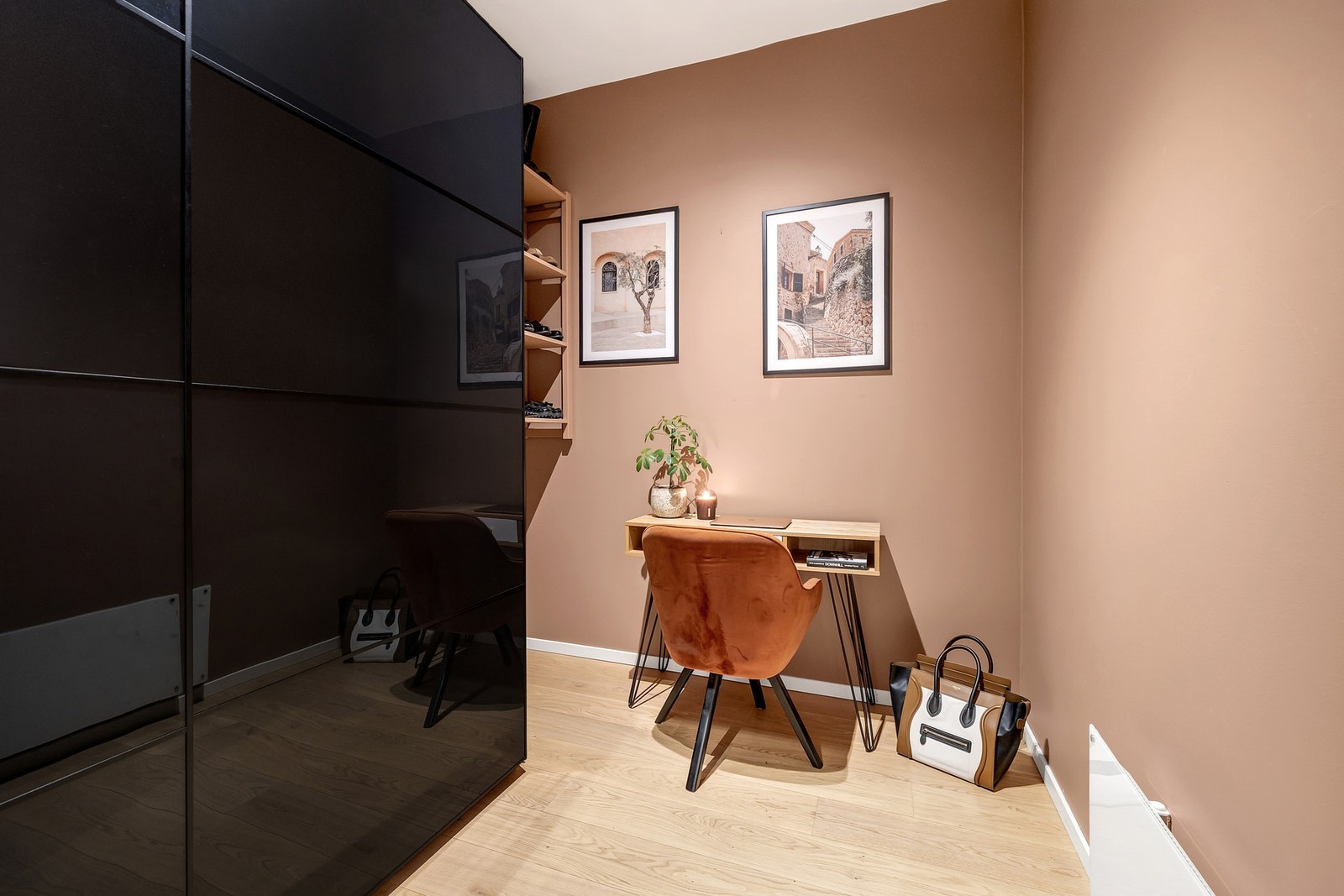 Det er god plass til skrivebord, eller annet ønsket møblement. Galleribilde