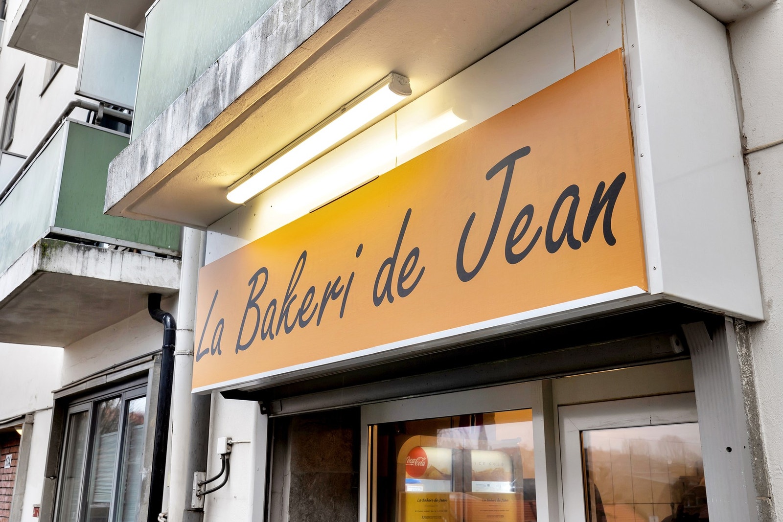 Rett rundt hjørnet ligger den populære cafeen La Bakeri de Jean som byr på meget gode bakevarer. Galleribilde