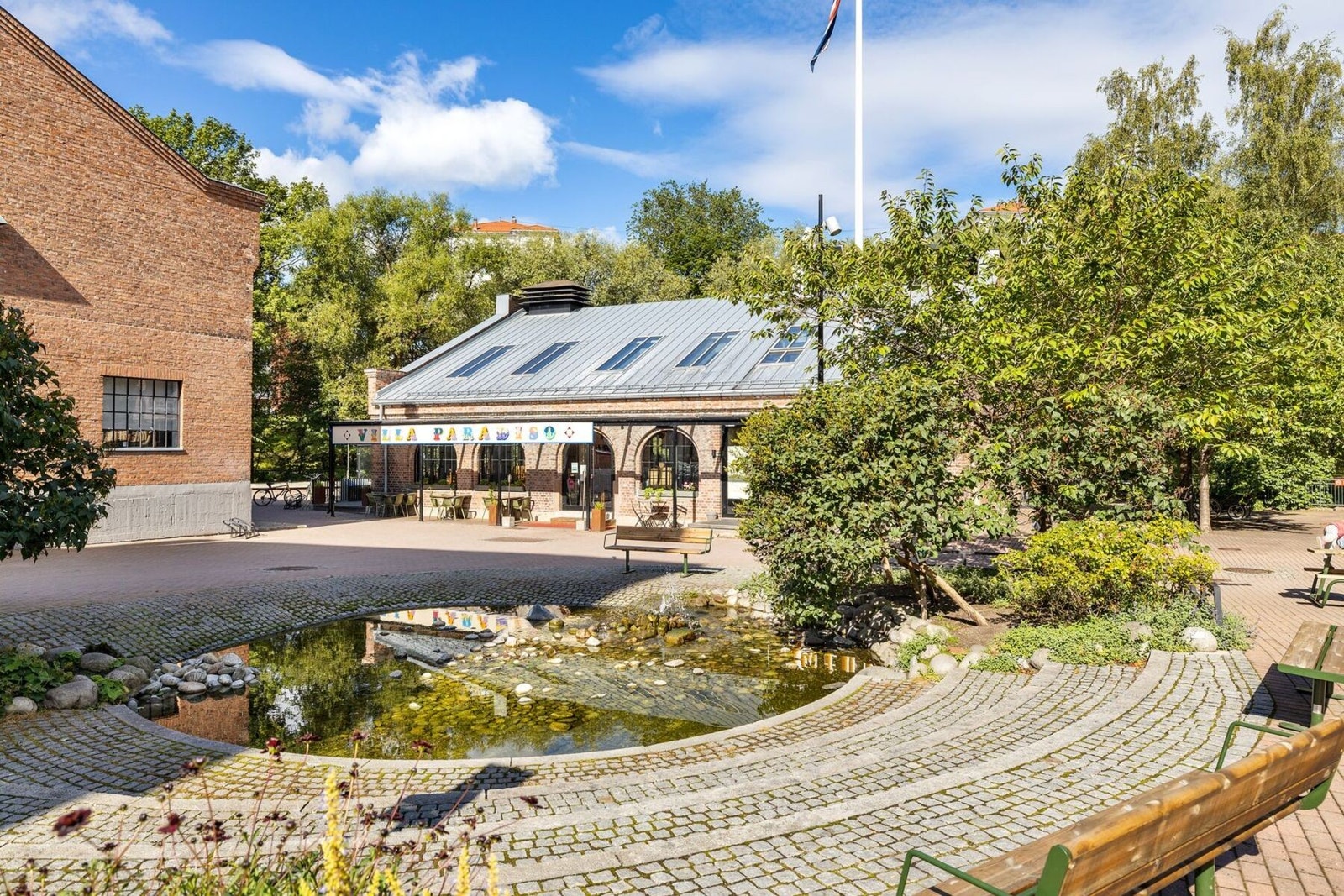 Et steinkast unna leiligheten finner du koselige Lilleborg torg. Galleribilde