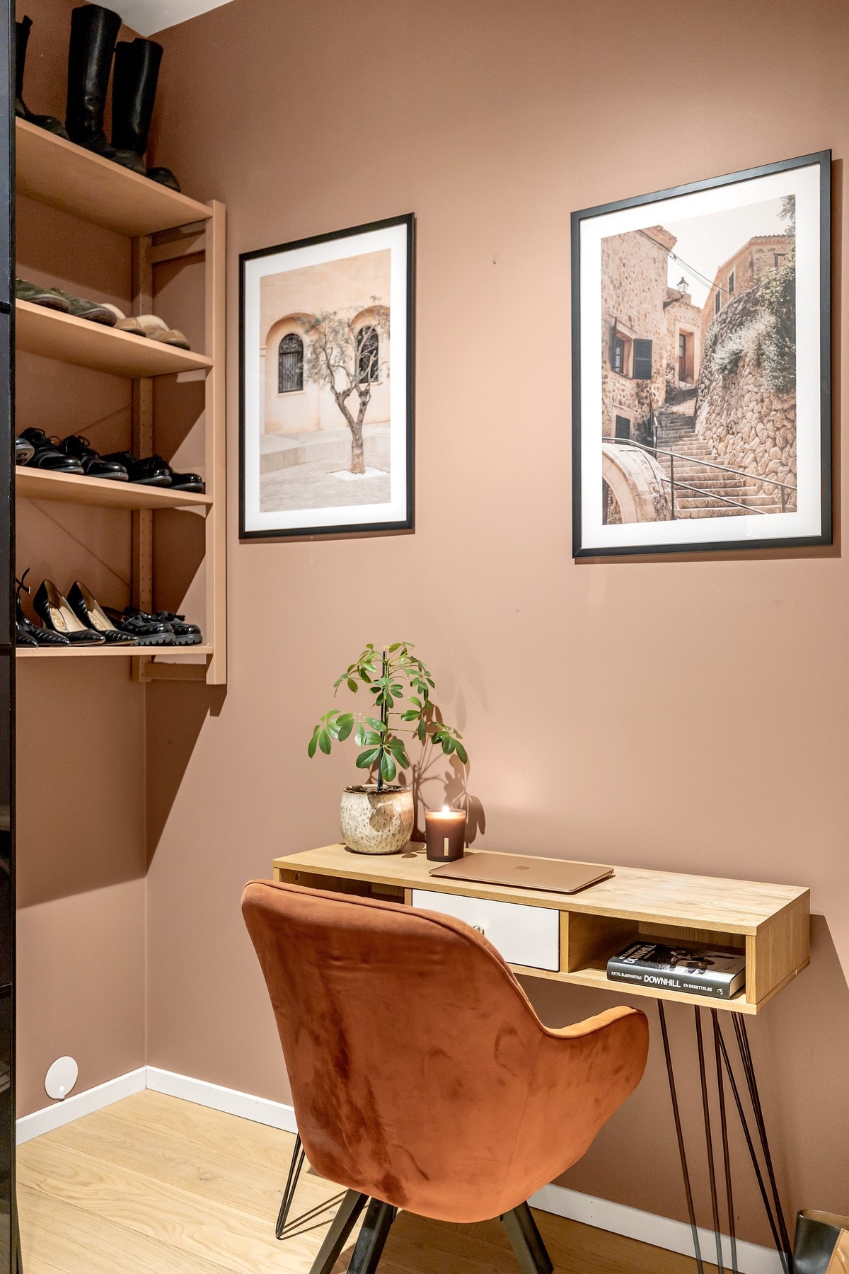 Rommet er malt i en delikat fargetone. Galleribilde