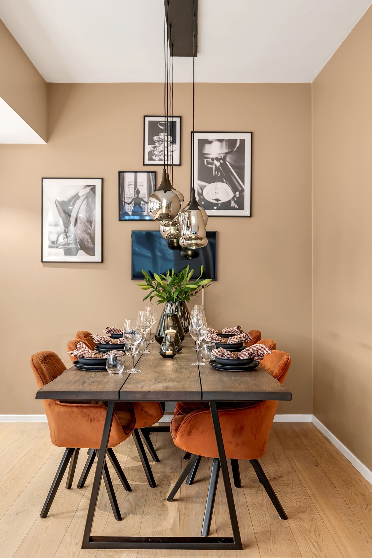 Det er god plass til stort og sosialt spisebord i tilknytting til kjøkkenet - Her kan man samle venner og familie til et hyggelig måltid. Galleribilde