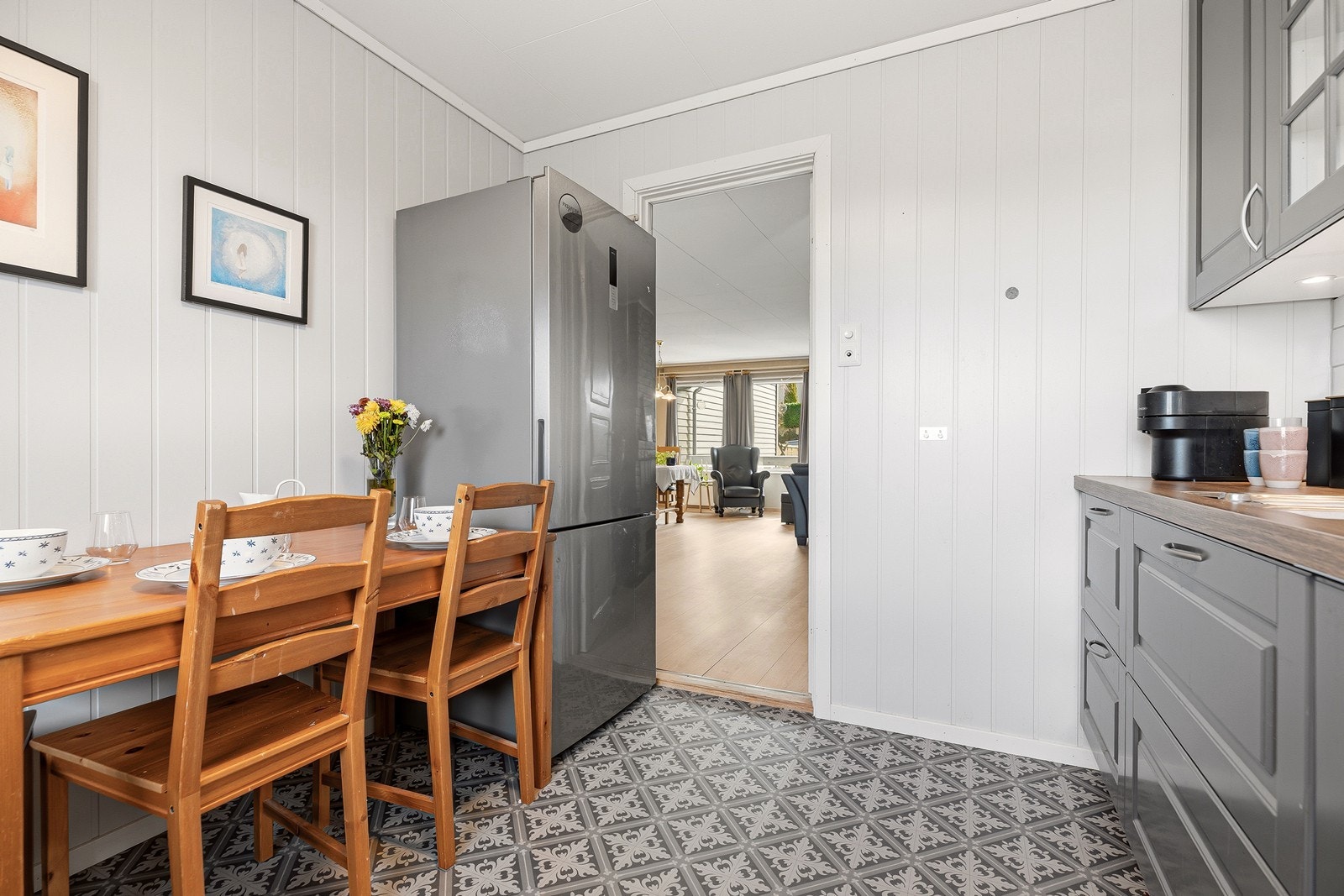 Integrerte hvitevarer med unntak av kjøleskapet som er frittstående Galleribilde