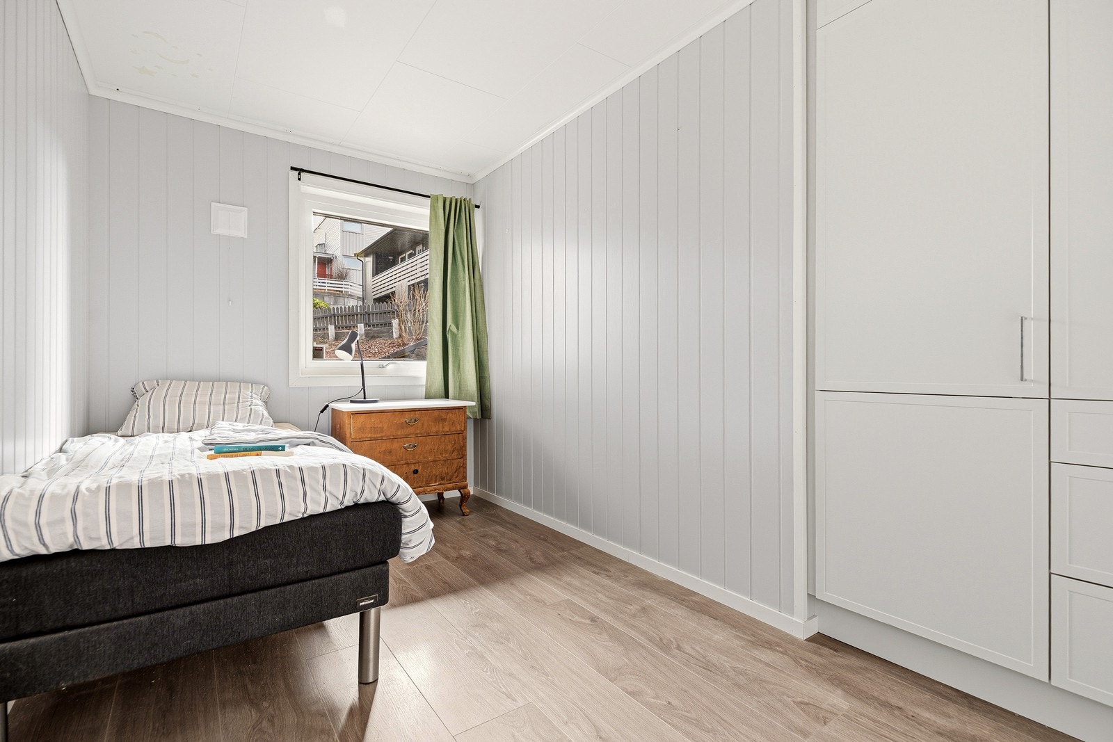 Soverom II i 1.etasje med garderobeløsning - plass til seng og tilhørende møblement Galleribilde