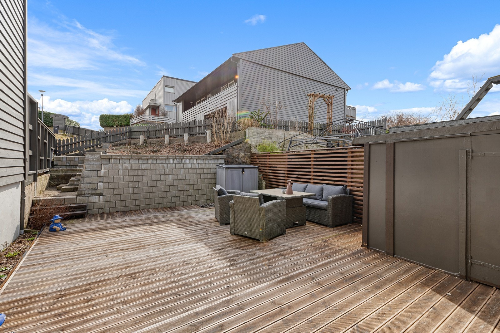 Her vil du få formiddagssol fram til sola går over på verandaen på motsatt side av boligen på ettermiddagen og utover kvelden Galleribilde