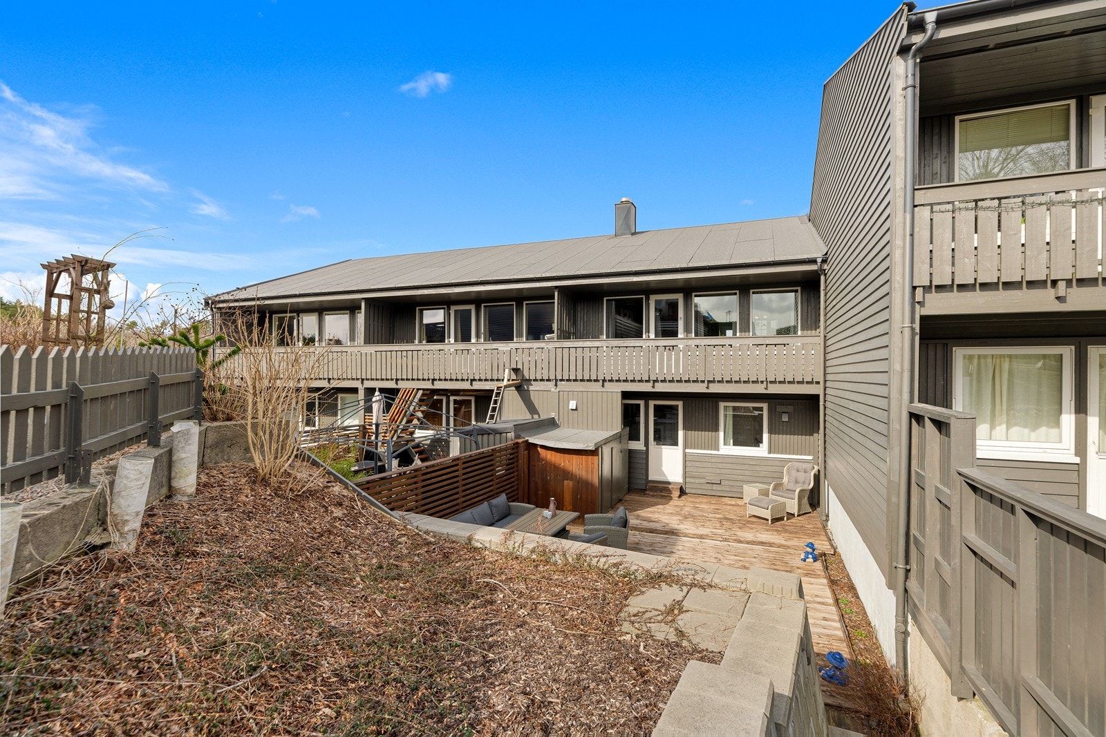 Ut fra 1.etasje er det som solrik terrasse med god plass til utemøbler Galleribilde
