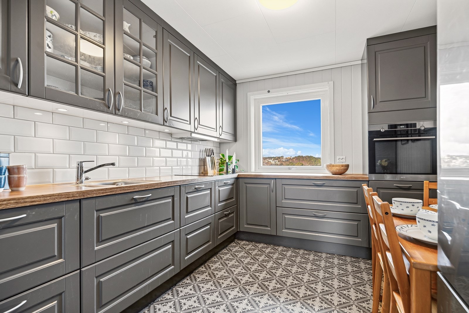 Tidløst og nyere kjøkken fra Strai med god oppbevaringsplass Galleribilde