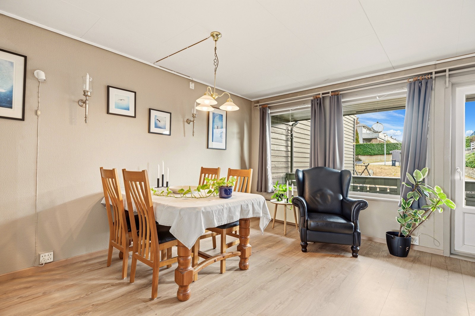 I boligens 2.etasje finner du en lys og luftig stue med gode møbleringsmuligheter Galleribilde