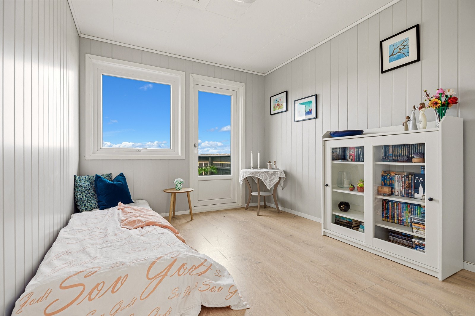 Soverom i 2.etasje som også kan benyttes som tv-stue, spisestue eller som hovedsoverom Galleribilde