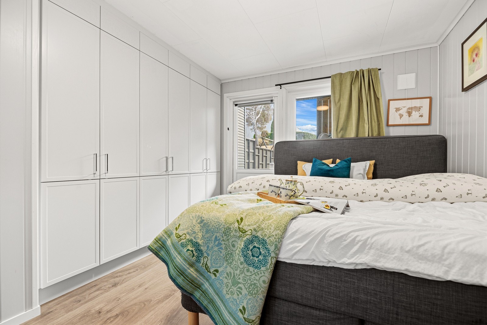 Soverom i 1.etasje med god garderobeløsning - her er det også verandadør ut til terrassen på bakkeplan Galleribilde