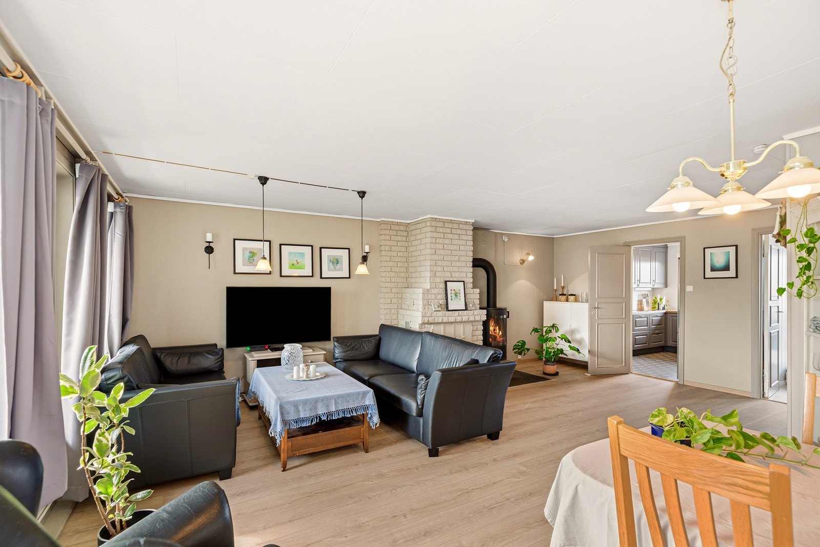 Her er det montert moderne peisovn som varme godt på kalde dager Galleribilde