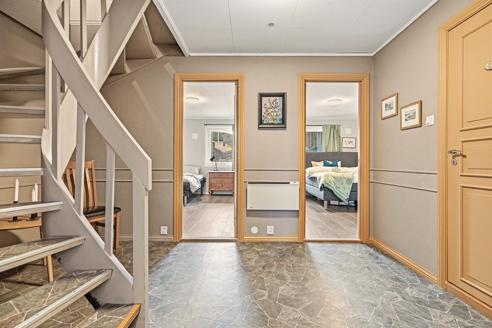 Gang i 1.etasje med oppbevaringsmuligheter Galleribilde