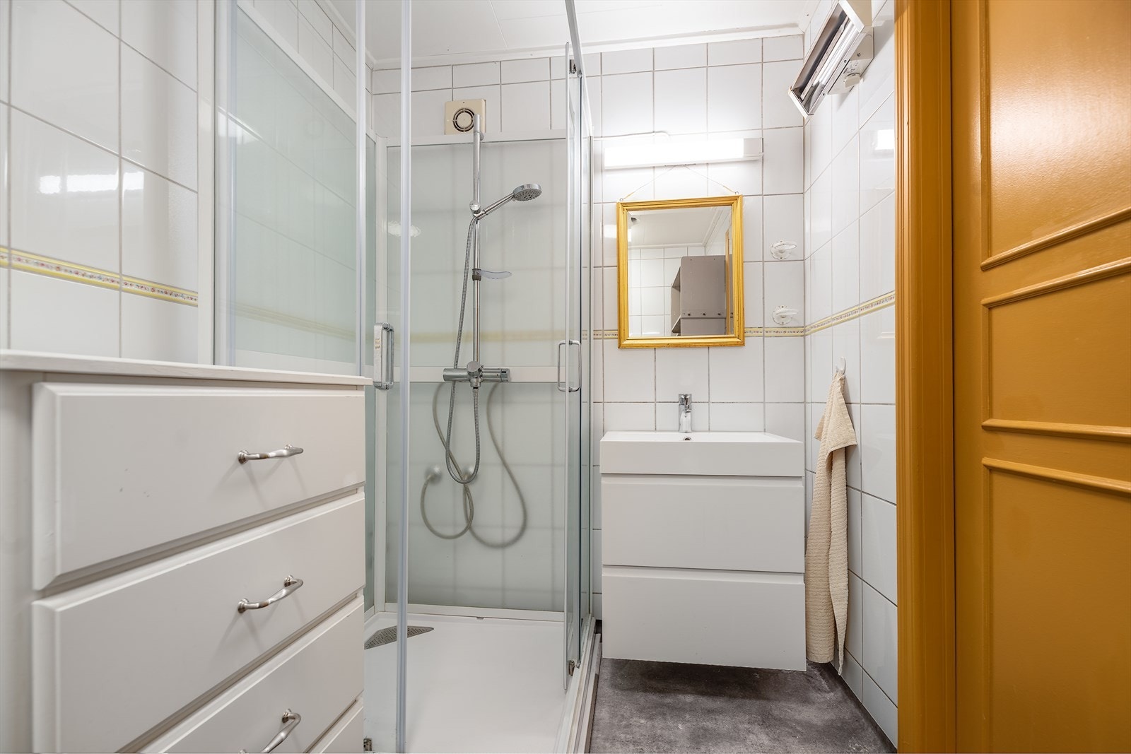 Bad med nytt gulv og sluk fra 2025 - baderomsinnredning fra ca. 2021 Galleribilde