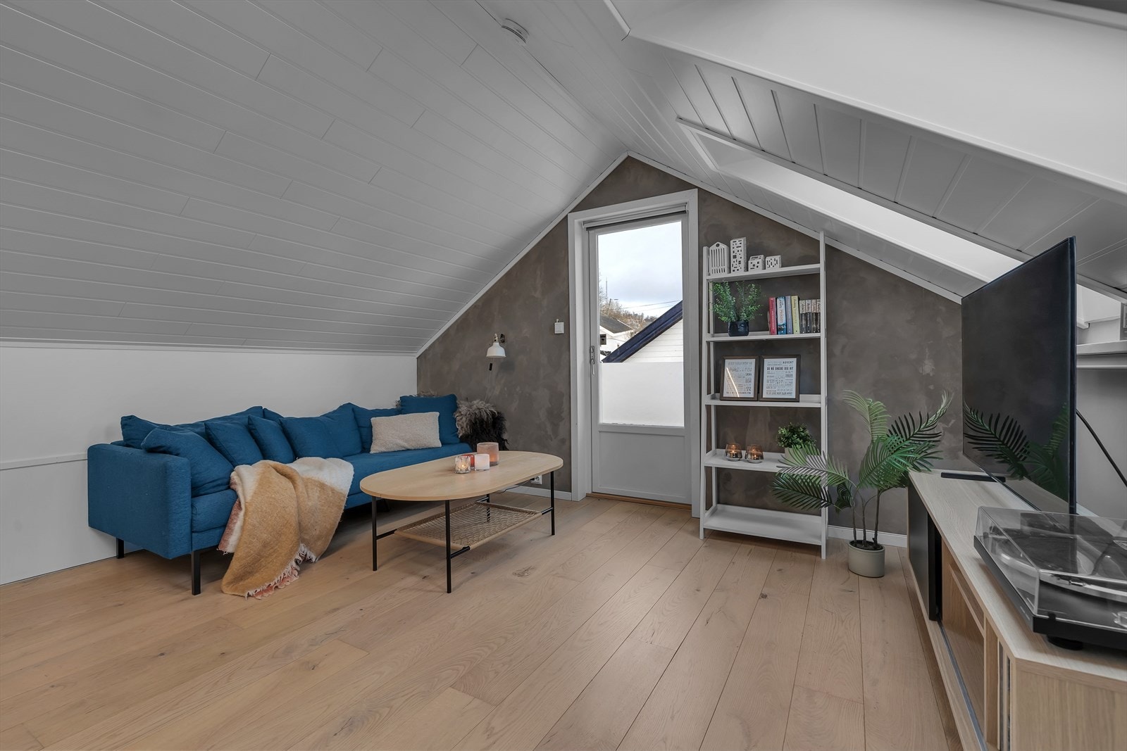 Loftstuen med utgang til terrasse - et allsidig rom Galleribilde