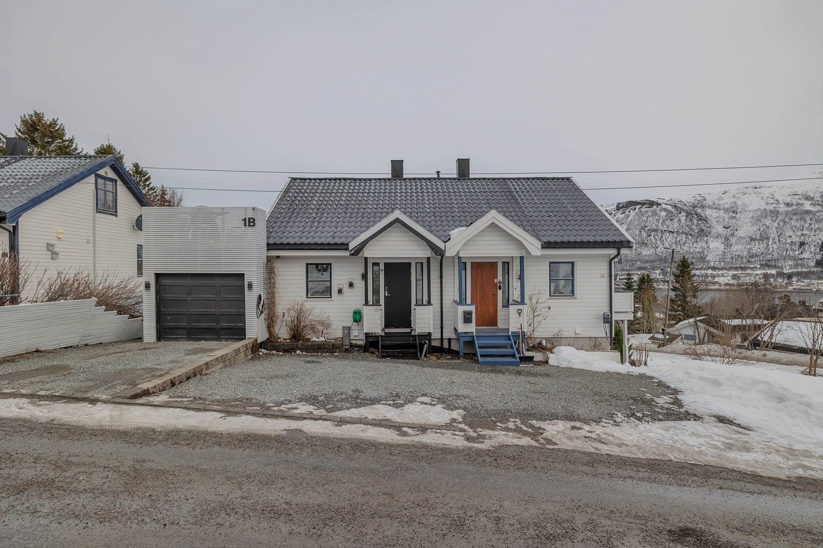 Vertikaldelt bolig med garasje og parkering på adkomst Galleribilde