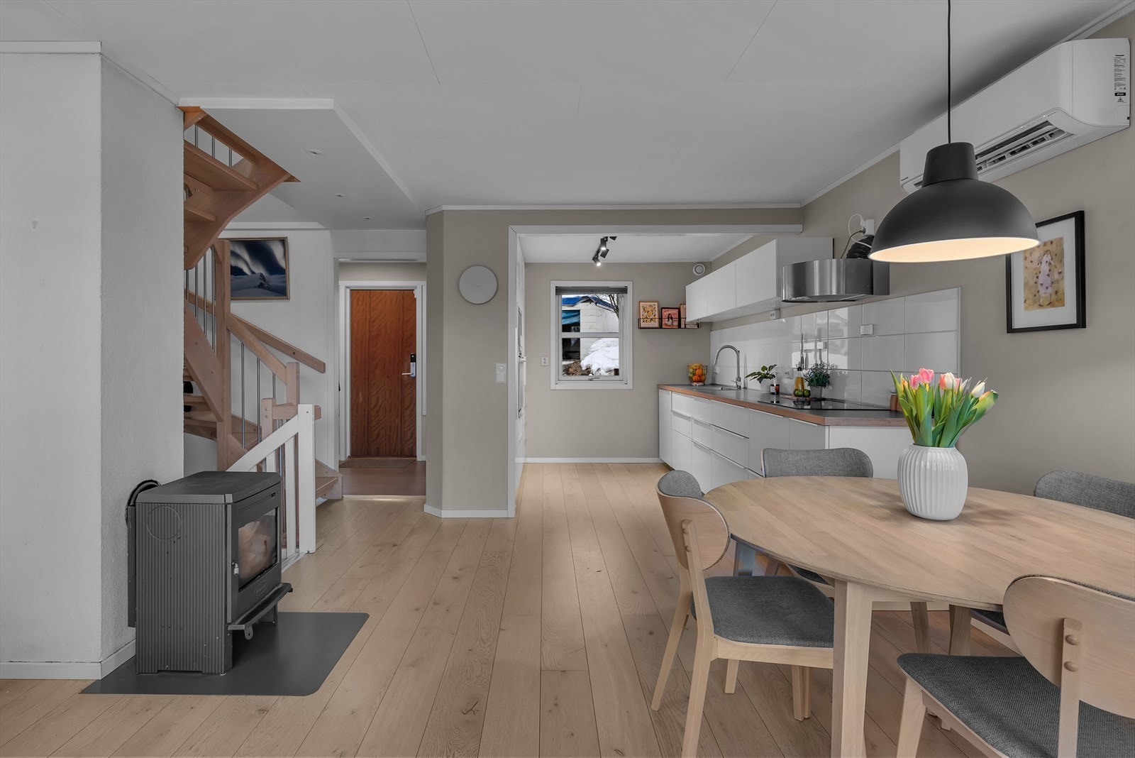 Modernisert med nyere gulv og overflater - fremstår med svært positivt inntrykk Galleribilde