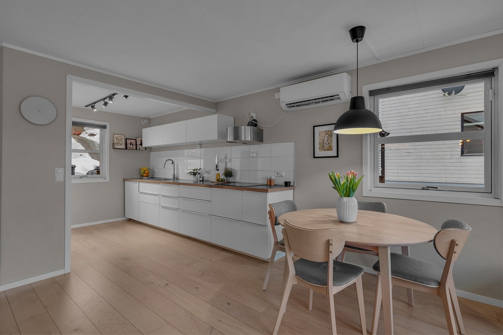 Nyere kjøkken med integrerte hvitevarer Galleribilde