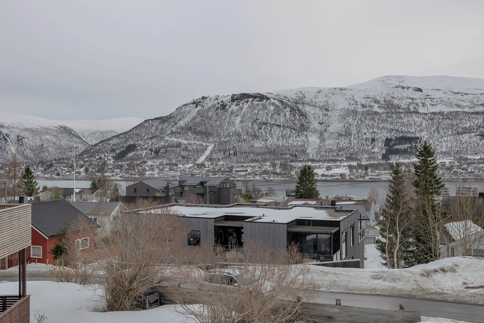 Fantastisk utsikt mot deler av sundet, fastlandet, Fjellheisen for å nevne noe Galleribilde