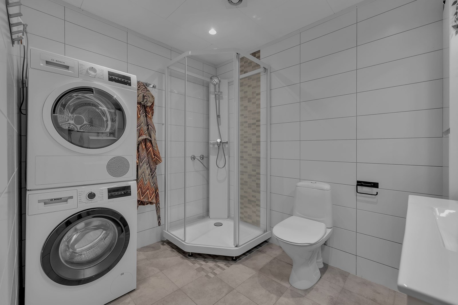 Fint bad - overflatefornyet i 2010 - nyere dusjkabinett og downlights i tak Galleribilde