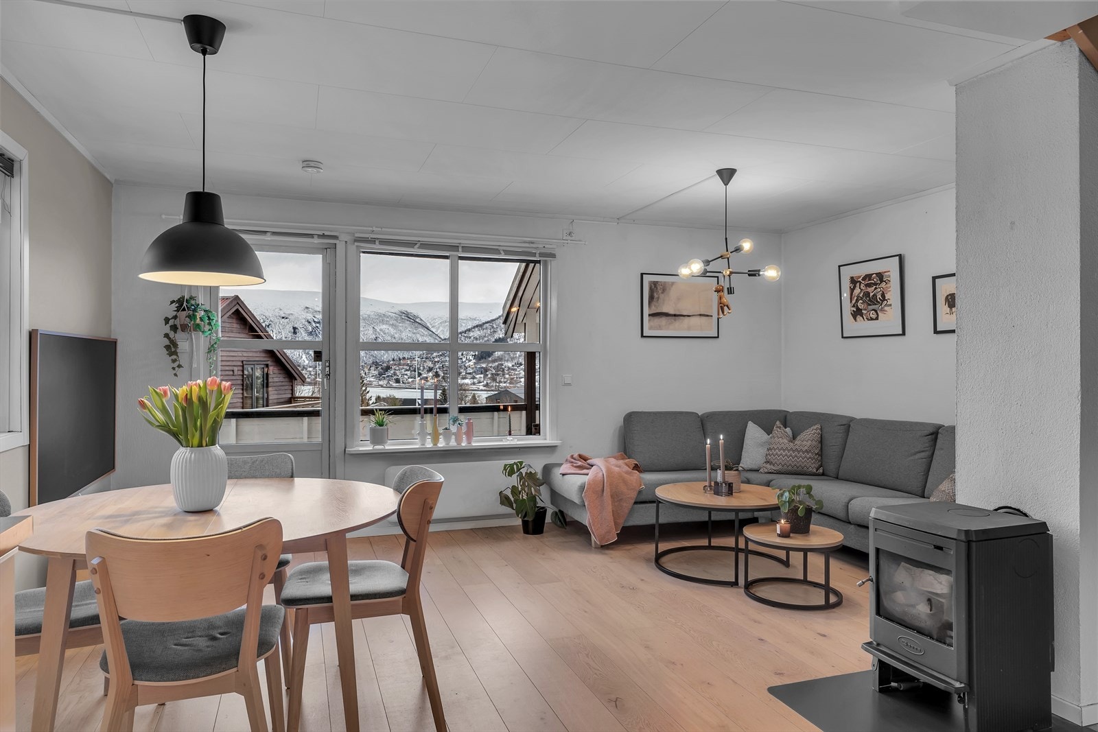 Innbydende og fin vertikaldelt bolig rett sør for byen - Presentert av Eiendomsmegler Christoffer Ryan Galleribilde