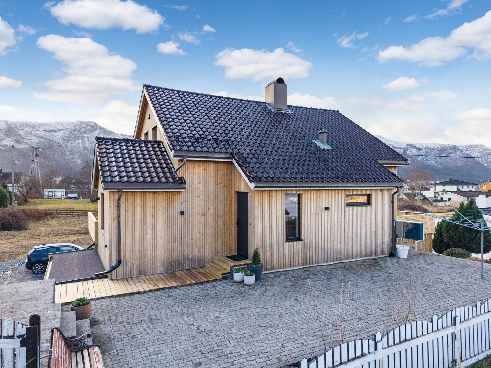 Uteområdet på baksiden av huset, og boligen har ellers flere gode uteområder. Galleribilde